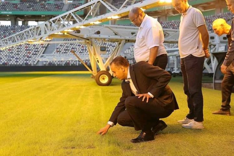 رئيس الاتحاد الجزائري لكرة القدم وليد صادي في زيارة لملعب نيلسون مانديلا